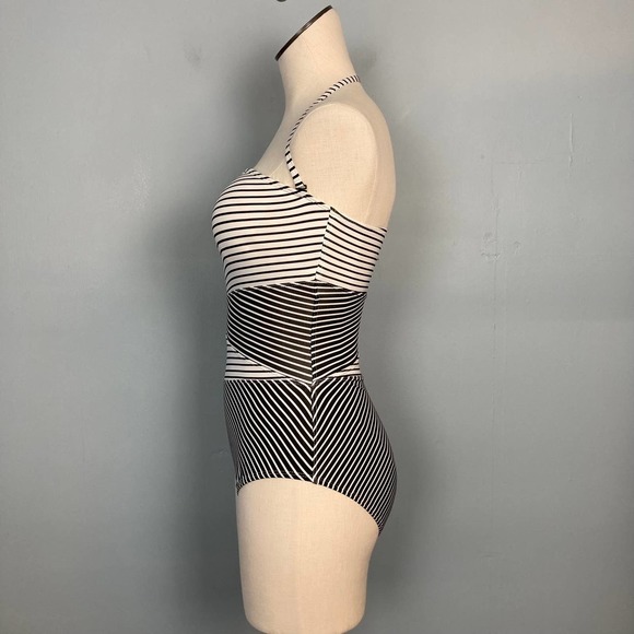 Liz Claiborne Black White Geometric Strip Optical Illusion Swimsuit Size 6 - Picture 5 of 12